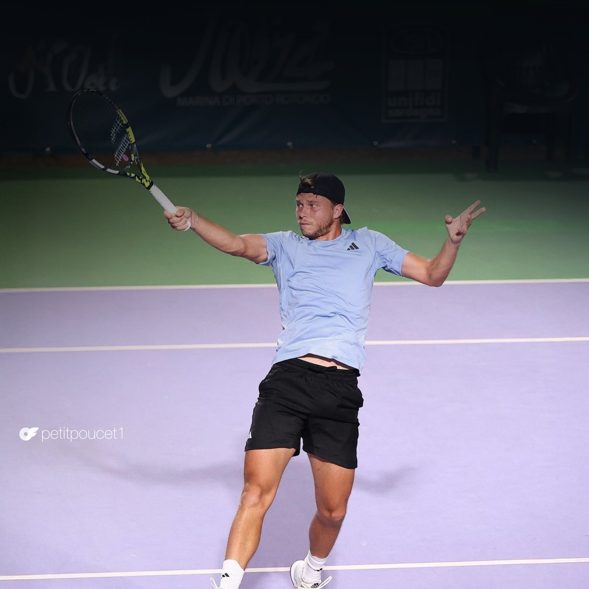 Muller1_AllScreenSizes_1920x1920 Alex Müller on the tennis court, mid swing