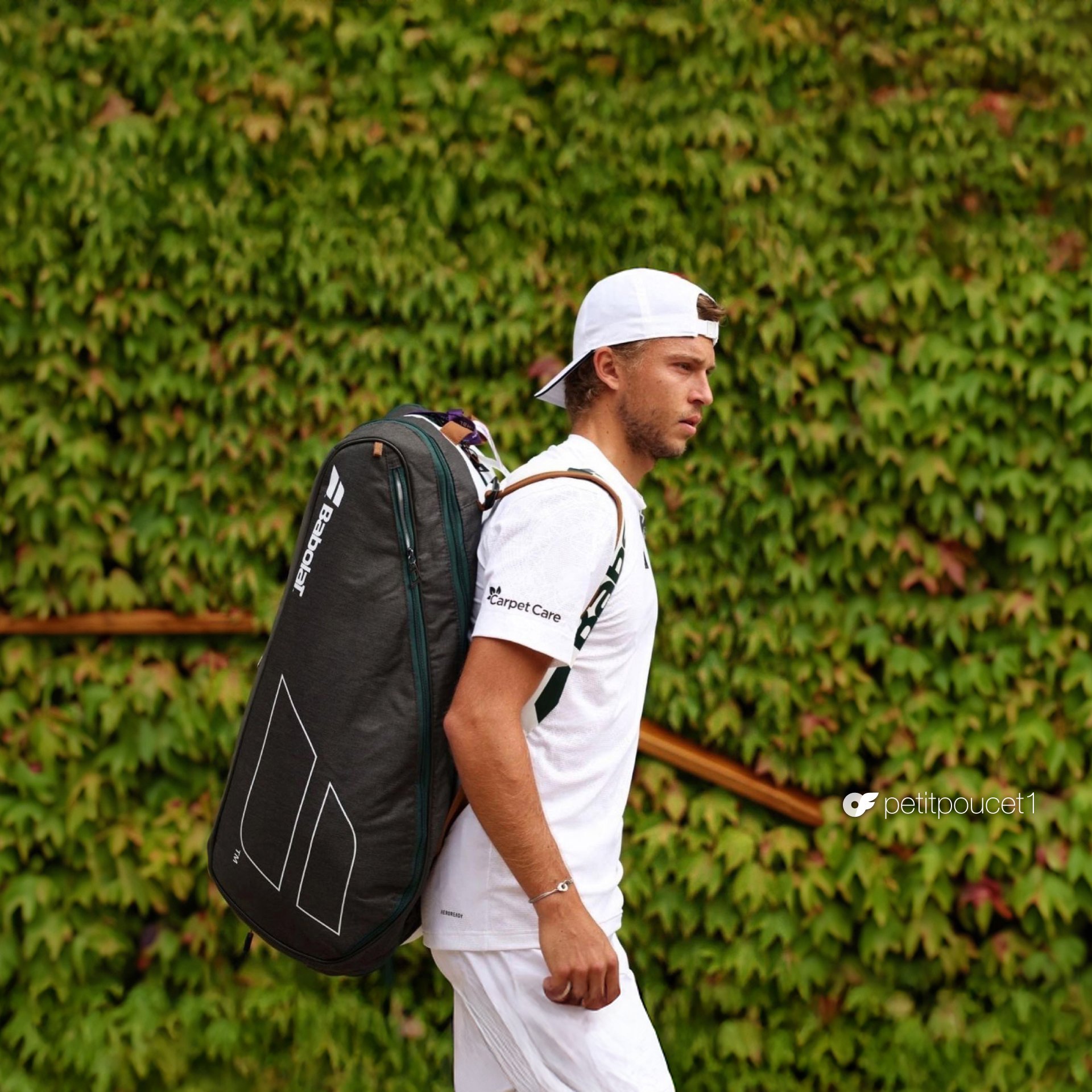 Muller3_AllScreenSizes_1920x1920 Alex Müller carrying a tennis bag
