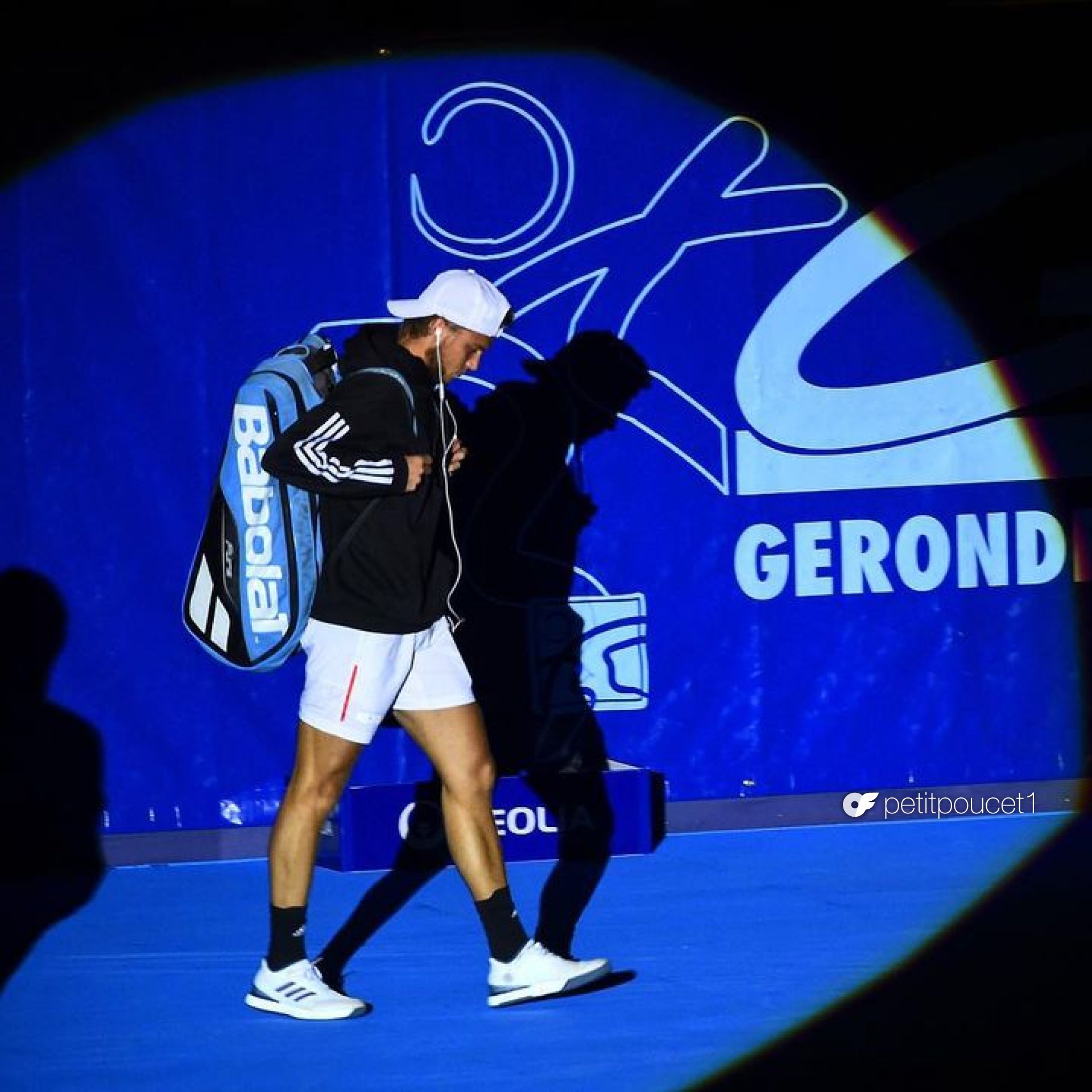 Muller4_AllScreenSizes_1920x1920 Alex Müller carrying a tennis bag