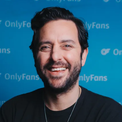 Ben_Gleib Ben Gleib poses in front of the OnlyFans backdrop.
