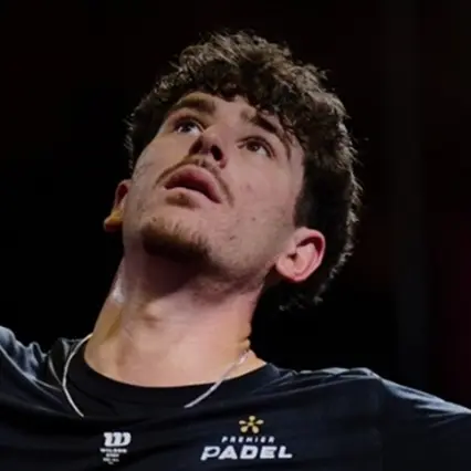 Thomas Leygue copy Thomas Leygue, professional Padel player, looks up to the sky in his black Padel uniform.